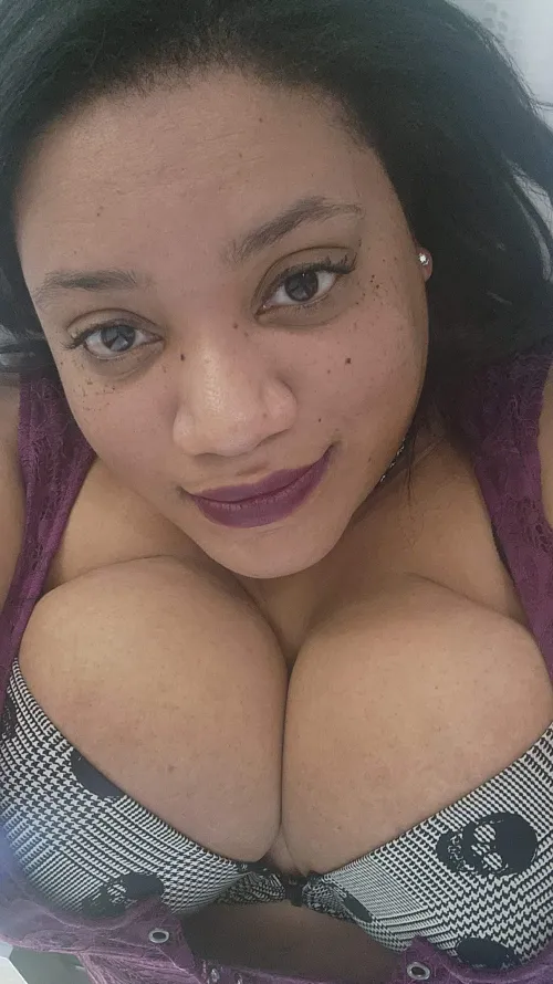 Thumbnail Staying Warm in the Embrace of BBW Comfort | Elexxii