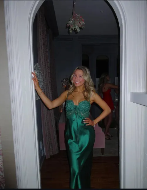 Thumbnail Making a Grand Entrance in Jaw-Dropping Tight Dresses