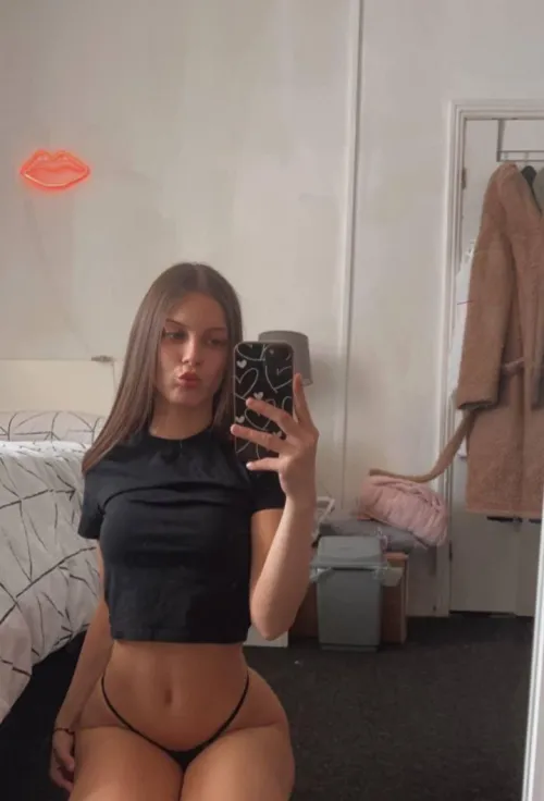 Thumbnail SofiaChilli's Favorite Black Crop Top: A Croptop Essential