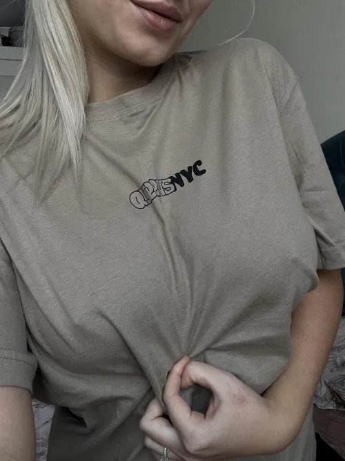 Thumbnail Prestigious-Sir5791: Celebrating the Beauty of Braless Style