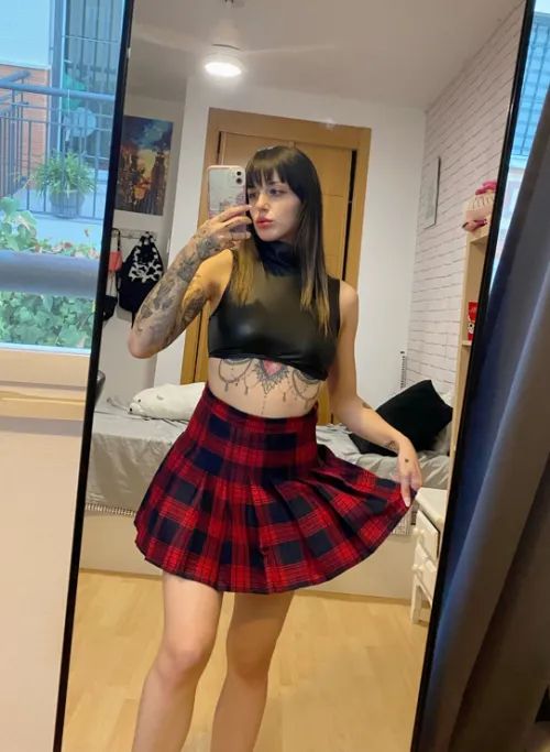 Thumbnail Style Discovery: 'I Found My New Favorite Croptop' by LemonIndependent3080