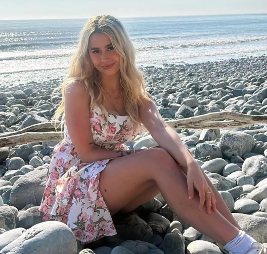Thumbnail Embracing Waves of Sensuality: YourOnlyKelsey Unveils ClassySexy