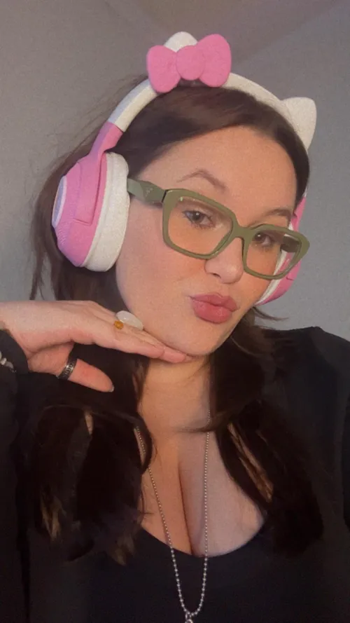 Thumbnail Curvy Gamer Charm: goddessravenof's Alluring Persona