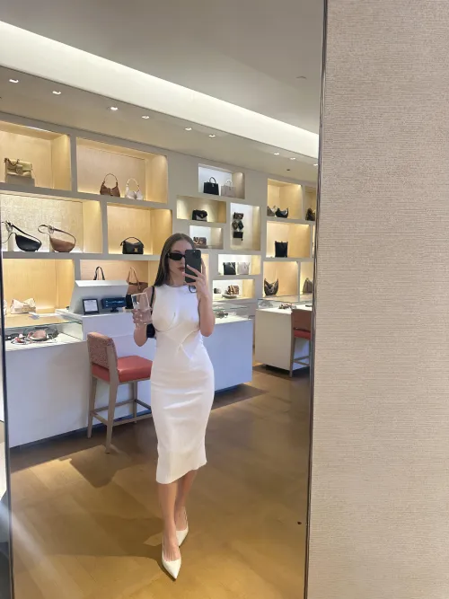 Thumbnail Classy Tight Dresses: Fashion Inspiration