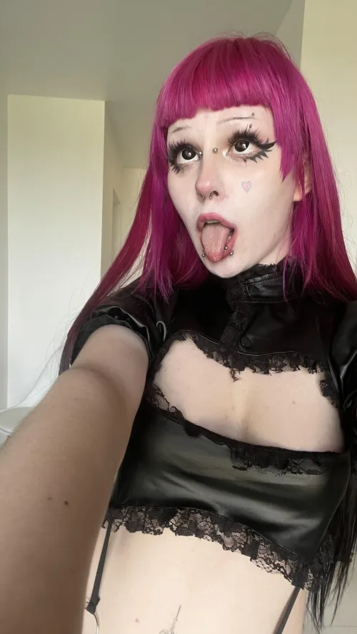 Thumbnail Bren_Woodard Embraces Ahegao - Royalty in GirlswithNeonHair