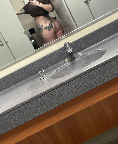 Thumbnail Daring Adventure: leolionkill Ventures into the Women's Locker Room