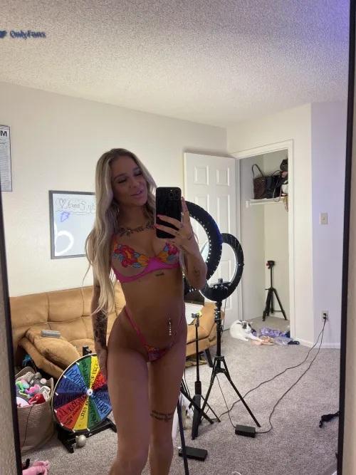 Thumbnail Seductive Set: pregnantprincessxx's Floor Display on MirrorSelfie