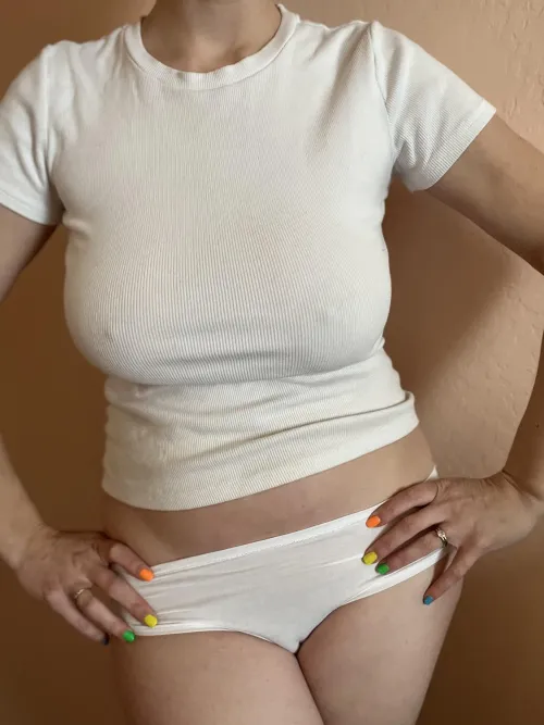 Thumbnail Nostalgic Fashion Flashback: Recreating the '90s Look at 35 | weedysolo