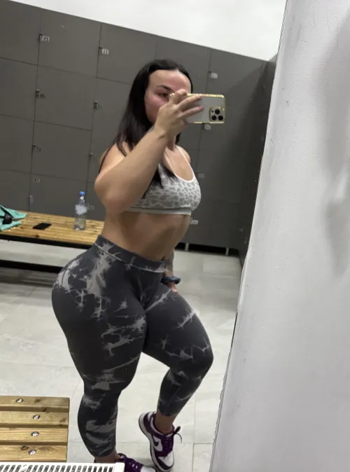 Thumbnail Appreciating Curves: Exploring Sensuality with 'quadsqueen' by quadsqueen