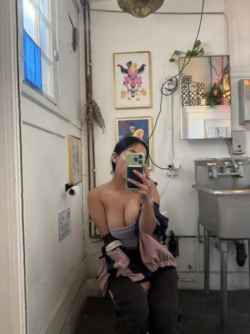 Thumbnail small_ally_cat Captures Elegance in a Mirror Selfie
