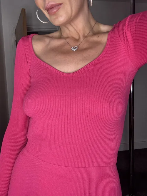 Thumbnail Essexchloemai Redefines Gym Wear in Braless Attire
