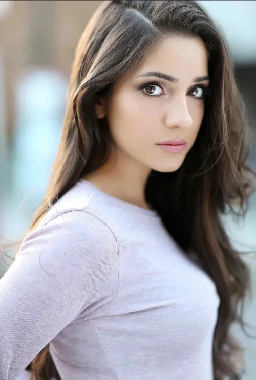 Thumbnail Paniz Zade: A Glimpse into Natural Beauty and Elegance