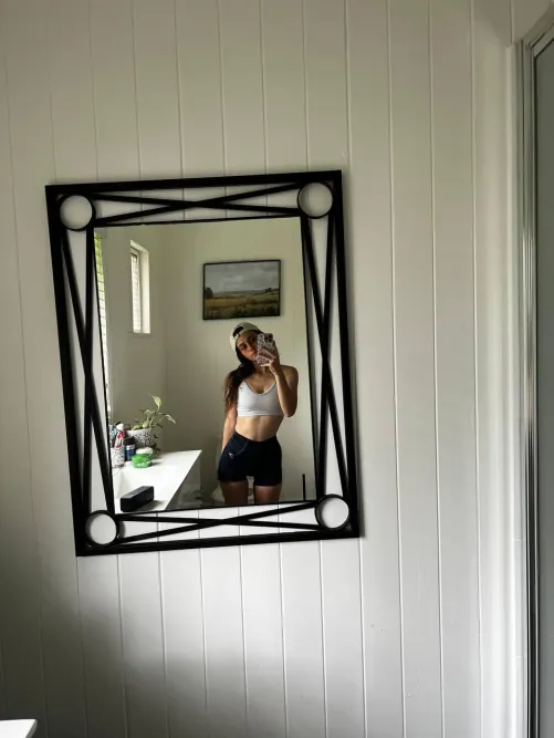 Thumbnail Hi Tigeressmonroe – A Mirror Selfie to Brighten Your Day