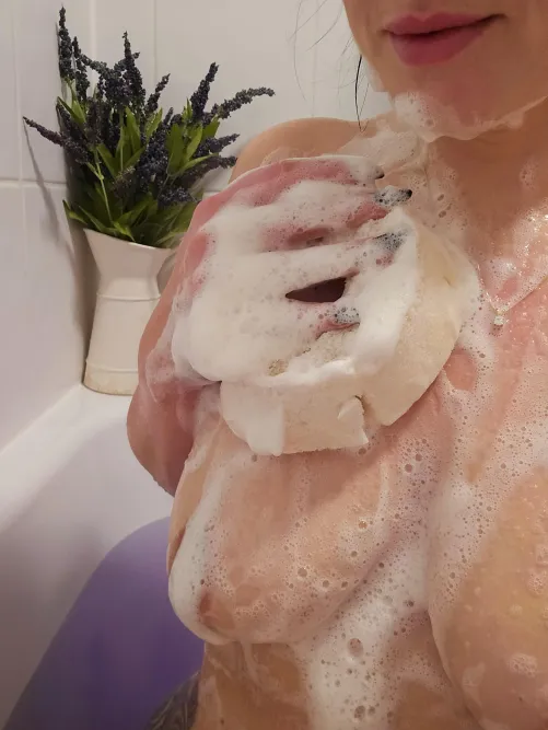 Thumbnail Bathtime Delights: British Mom's Routine