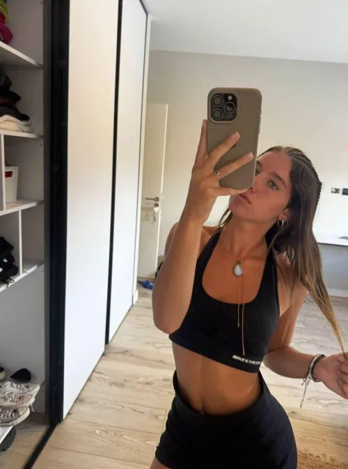 Thumbnail Cute and Comfy Crop Tops: Style Essentials for Croptopgirls