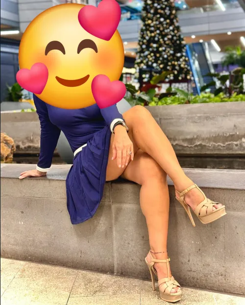 Thumbnail latinaholidays78's Smile-Inducing Legs Display