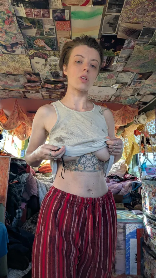 Thumbnail babytayebae Teases with a Peekaboo Moment in Underboob