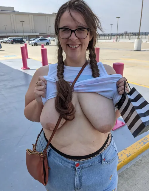 Thumbnail Flashing Saggy Boobs for a Revealing First Date with vistheswitch