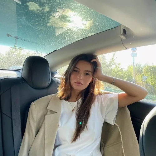 Thumbnail Lucia Bramani: A Portrait of Beauty and Elegance in Every Image