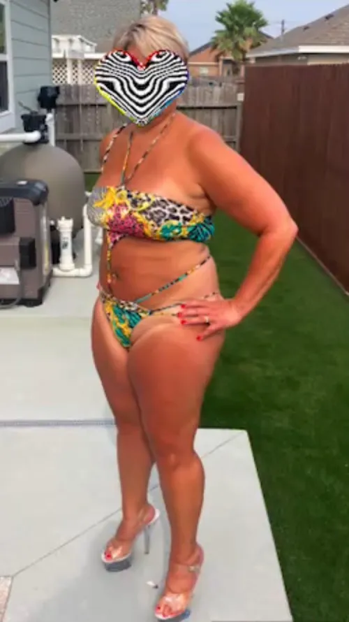 Thumbnail Dive into Bikini Friday Fun