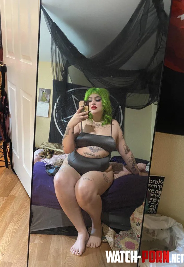 Im the perfect girl for your giantess fetish with my size 13 feet and 6 ft 2 frame  by barbiedolldecay