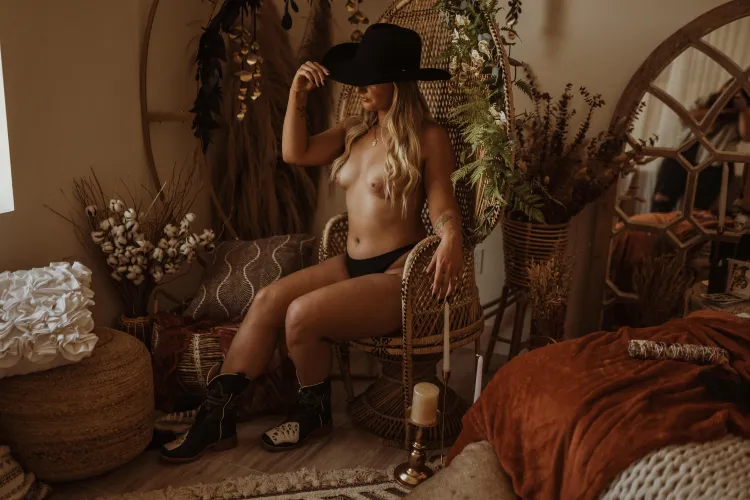 Thumbnail Classy Sexy Charm: Explore naughtydesertcowgirl's Allure