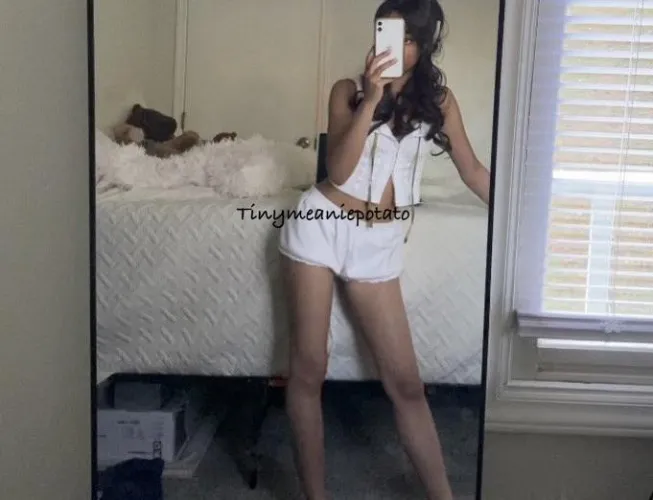 Thumbnail Catch Hollymarieee3's Attention on nextdoorasians