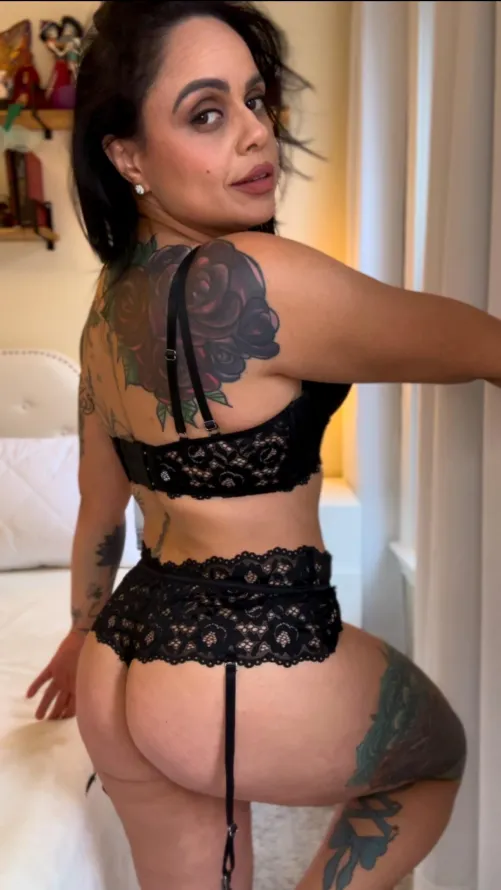 Thumbnail Embrace Beauty at 40 with Elora_s2 | AgedBeauty Insights