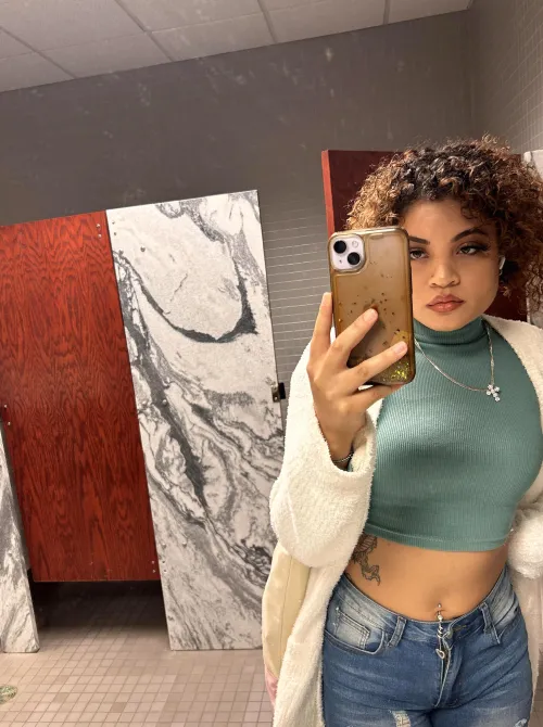 Thumbnail Styling Crop Tops: Cardigans & Jumpers for Croptopgirls