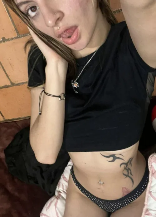 Thumbnail Feeling Hot in a Crop Top: fiftiesgesture - croptopgirls