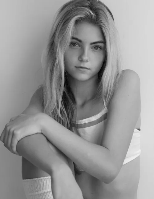 Thumbnail Ellie Krause: A Study in Timeless Beauty and Grace