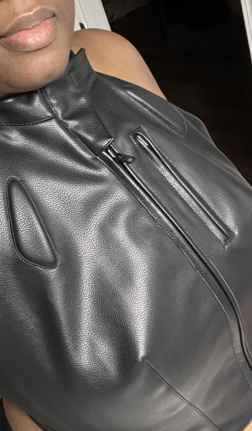 Thumbnail Ok-Soil-9625 Feels Sexy in Leather Top - LadiesInLeather Confidence