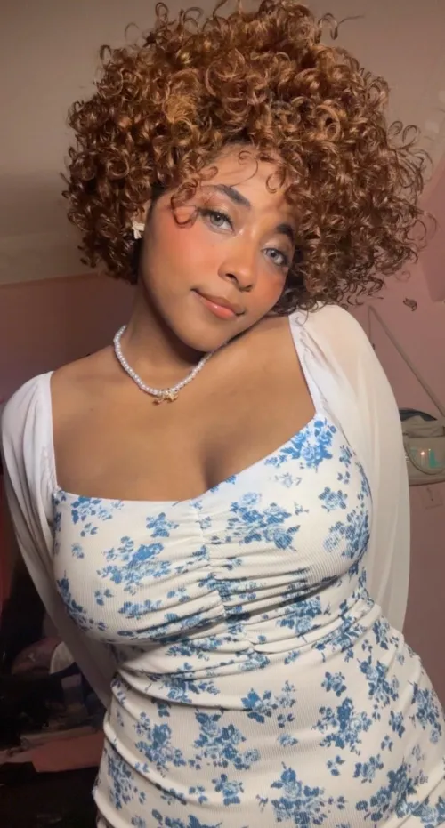 Thumbnail Mujerr_Cutiee Embraces Tightness in Fashion Choices