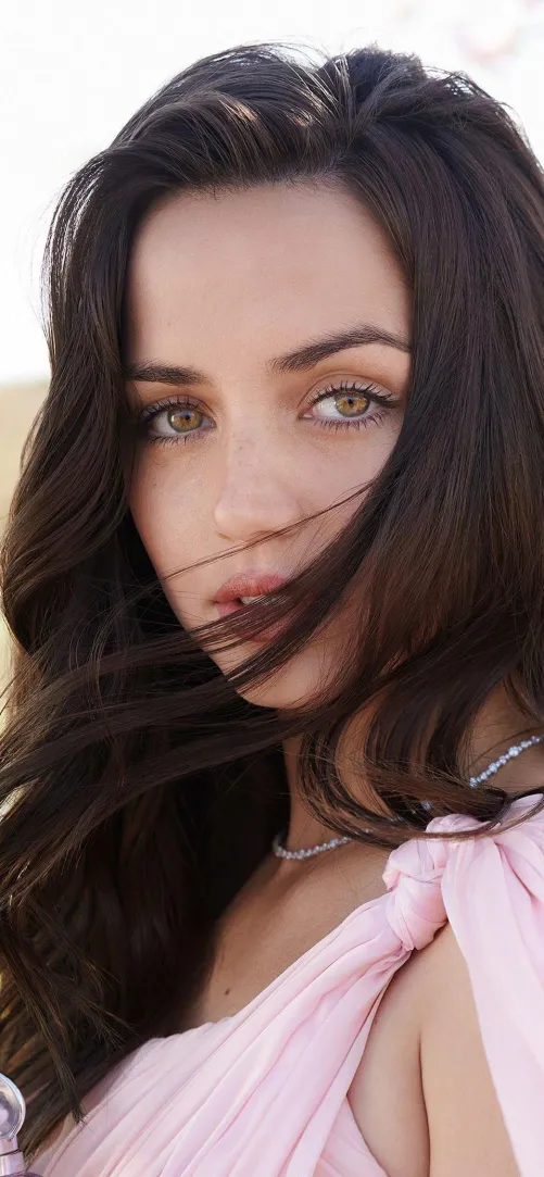 Thumbnail Ana de Armas: Exploring the Beauty of a Rising Star