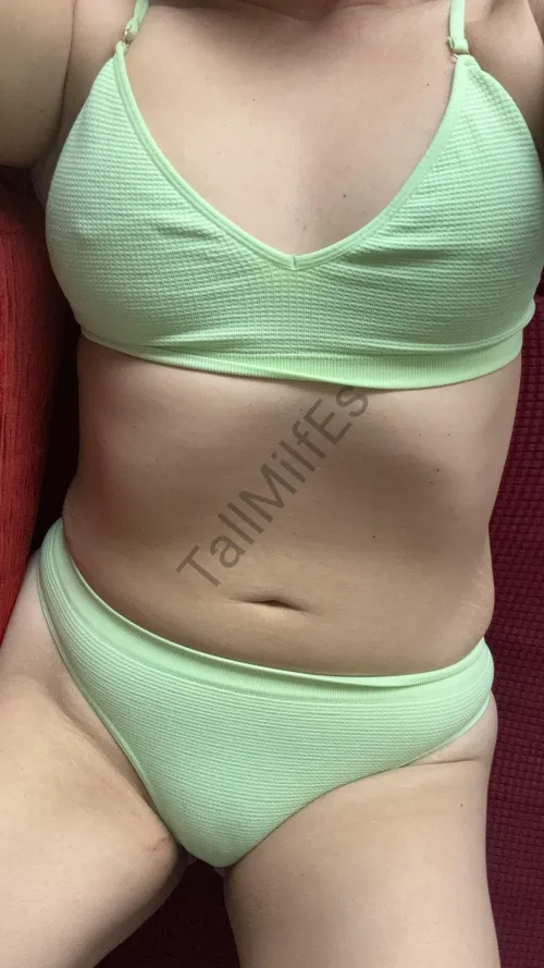 Thumbnail TallMilfEs Radiates 'Tall Girl Energy' in obsf Category