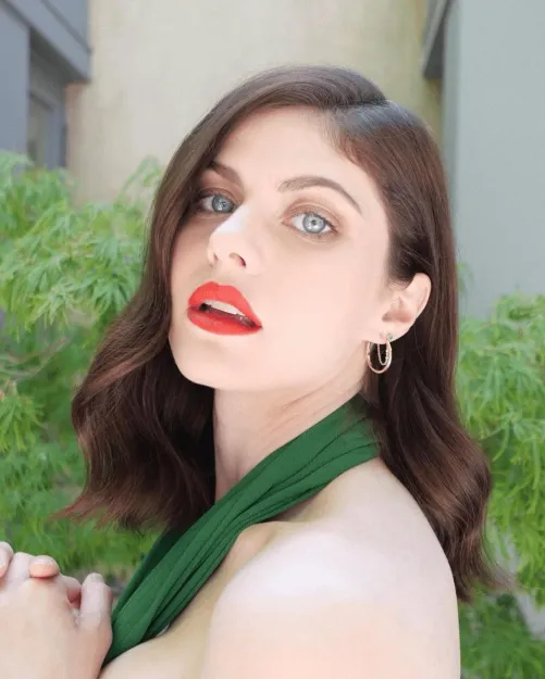 Thumbnail Alexandra Daddario: A Gorgeous Vision | UrbanAchievers6371