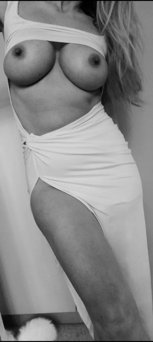 Thumbnail Curvaceous Confidence: Embracing Every Curve by mollyboo69