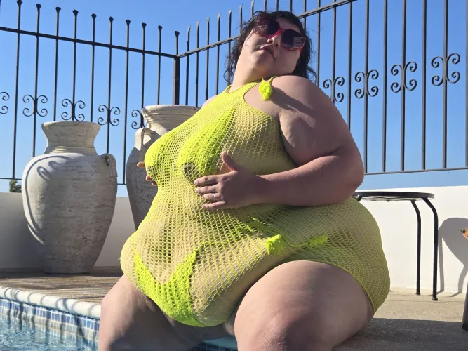 Thumbnail Wanna Squeeze Me: Intriguing Read by bbwrosevixen in SSBBW Category
