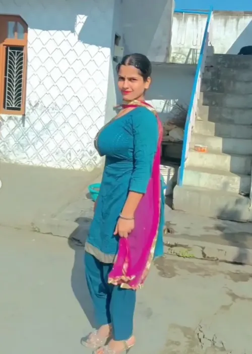 Thumbnail Desecr8or Presents: Indian Sideboob | 2busty2hide