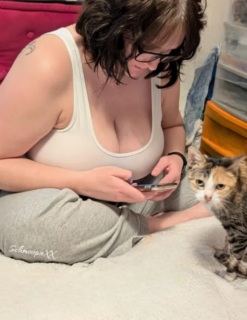 Thumbnail SchmoopieXX's Relaxed BBW Moment: Lounging with a Cat