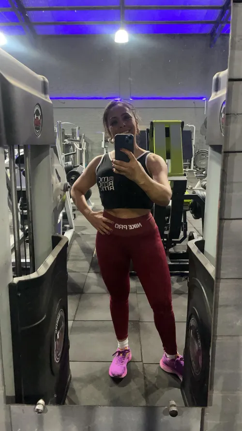 Thumbnail girlypinkyx Shares Flattering Insights on YogaPants Fit
