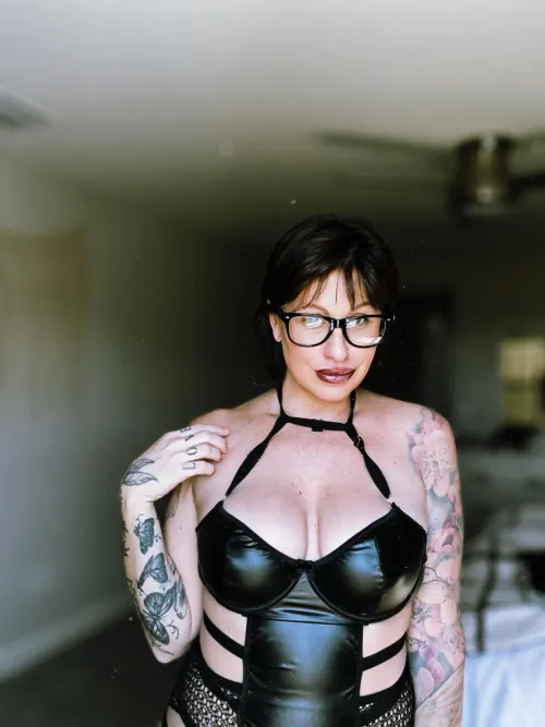 Thumbnail Atomic_Milf Sends Happy Friday Vibes - shorthairchicks