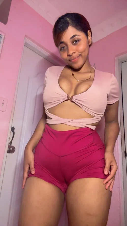 Thumbnail Chic Style Alert: Explore Crop Top Fashion with Mujerr_Cutiee