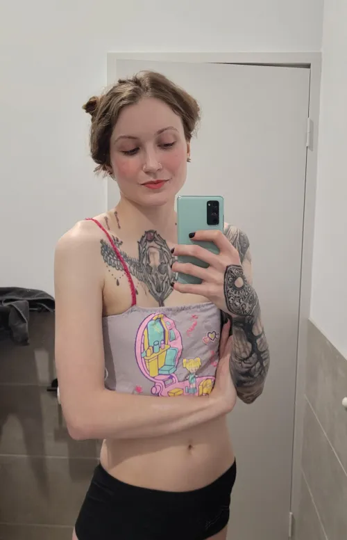 Thumbnail croptopgirls: Feeling Cute and Confident in a Stylish Crop Top | RIPebbles