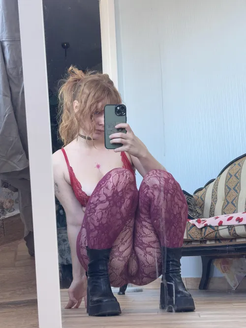 Thumbnail dizzilyOutclass94's Waiting Pose: MirrorSelfie Vibes