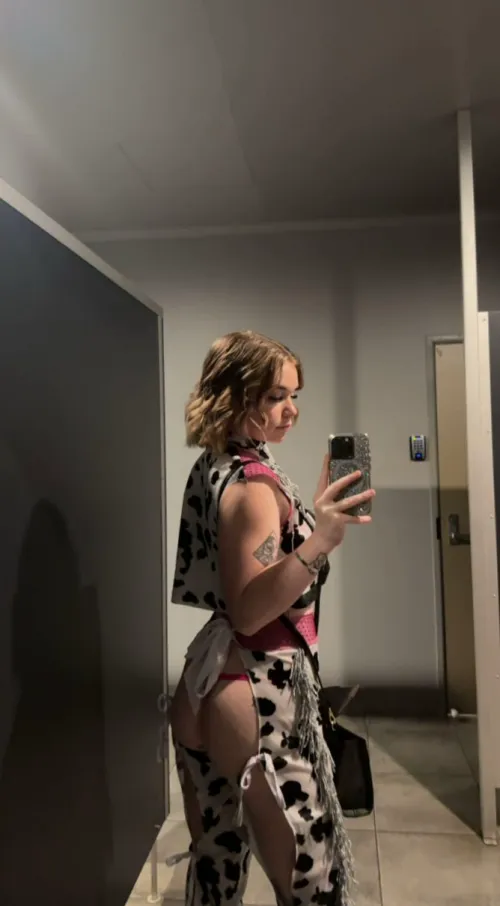 Thumbnail thongs: Goldenfernnn Proves 'This Thong Fits My Body Perfectly'