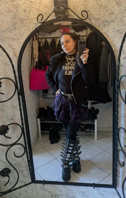 Thumbnail Embracing Gothic Aesthetics with Aiyanas_World