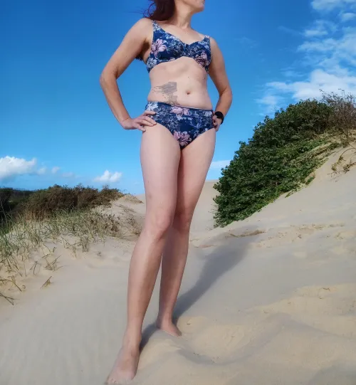 Thumbnail Beach Day Delight: Showcasing Beautiful Legs