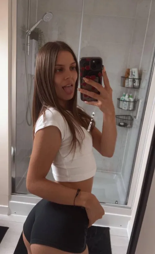 Thumbnail Pretty in White: Unveiling sofiachilli's Croptopgirls Look