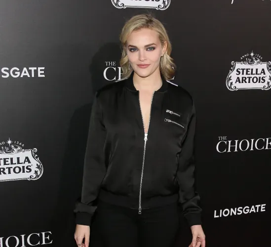 Thumbnail Madeline Brewer: Unveiling the Beauty | PrettyGirls by RaymondLeggs